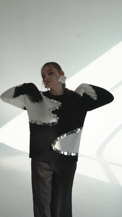 Черно-белый контрастный трикотаж со сверкающими пайетками