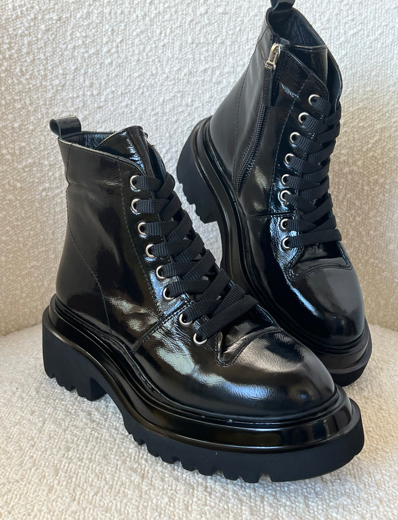 Lace-up leather boots